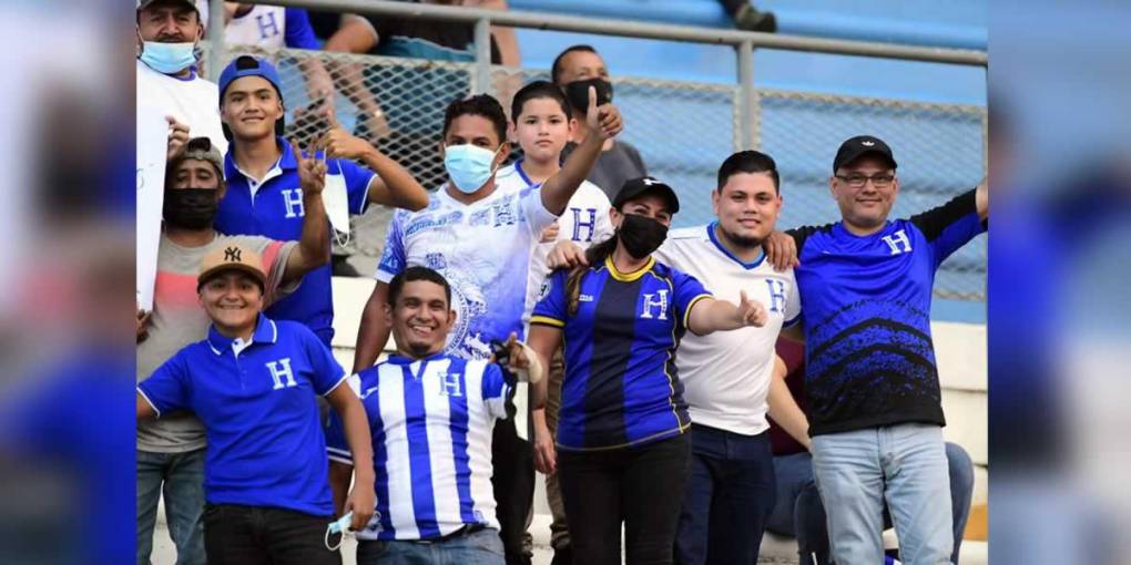En familia y amigos apoyan a la Selección de Honduras.