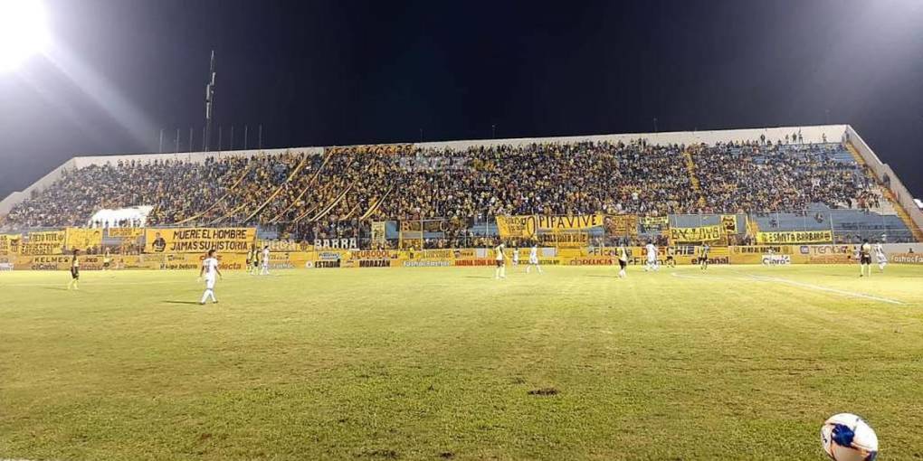 El estadio Morazán lució repleto con la presencia de los aficionados del Real España que apoyaron a su equipo en el partido frente al Vida.