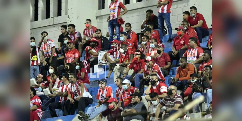 Hinchas del Vida también llegaron al coloso sampedrano para alentar a su equipo.