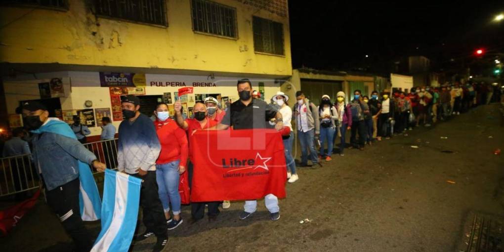 Las filas son interminables a inmediaciones del capitalino estadio Nacional Tiburcio Carías Andino. El motivo, la asunción de Xiomara Castro como presidenta de Honduras. 