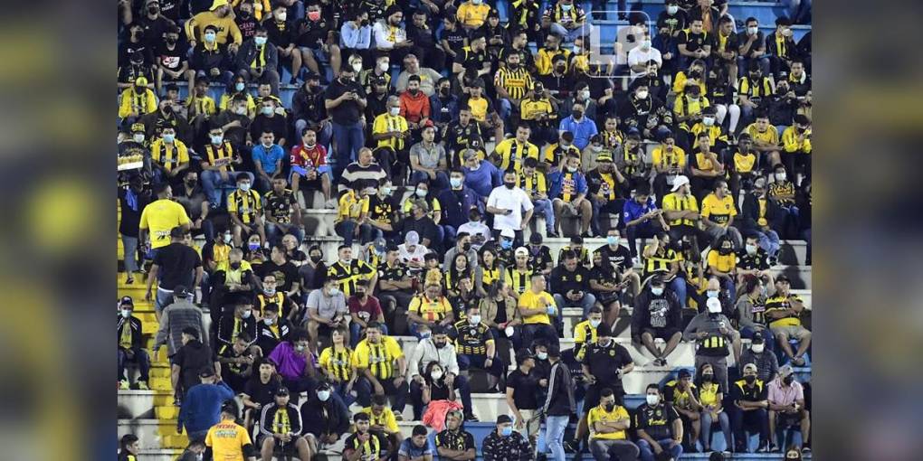 El estadio Morazán lució repleto con la presencia de los aficionados del Real España que apoyaron a su equipo en el partido frente al Vida.