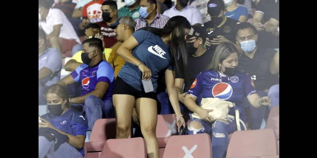 La bella Annie Córdova, mercadóloga del Victoria, acompañada por una amiga motagüense en el estadio Ceibeño durante el partido Vida-Motagua.