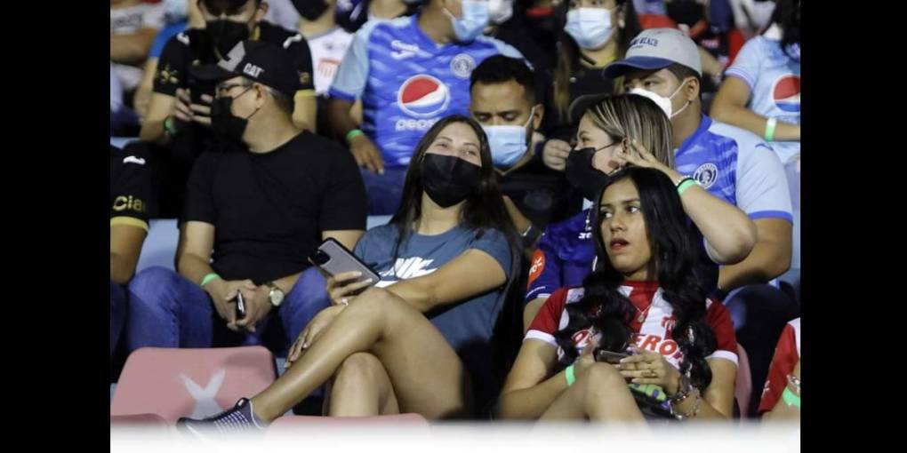 La bella Annie Córdova, mercadóloga del Victoria, acompañada por una amiga motagüense en el estadio Ceibeño durante el partido Vida-Motagua.