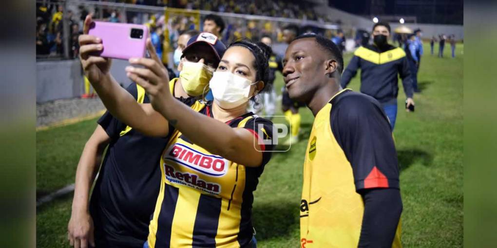 Darixon Vuelto, autor del gol del triunfo aurinegro, se toma una selfie con aficionados.