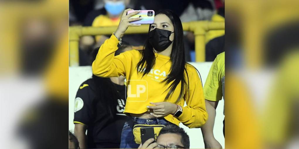 Hermosas chicas adornaron las gradas del estadio Morazán durante el juego Real España-Vida.