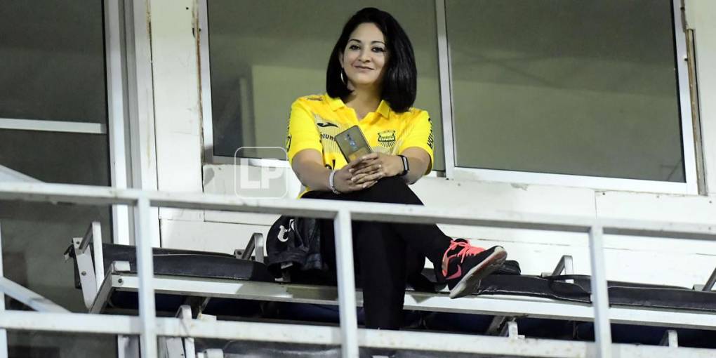 Hermosas chicas adornaron las gradas del estadio Morazán durante el juego Real España-Vida.