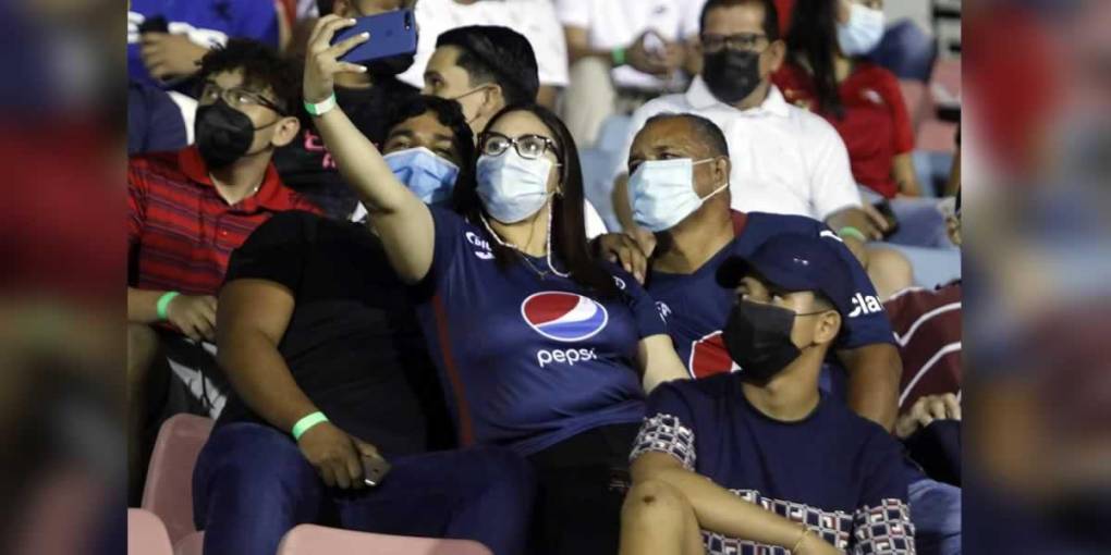 Una selfie de hinchas del Motagua en el estadio Ceibeño.