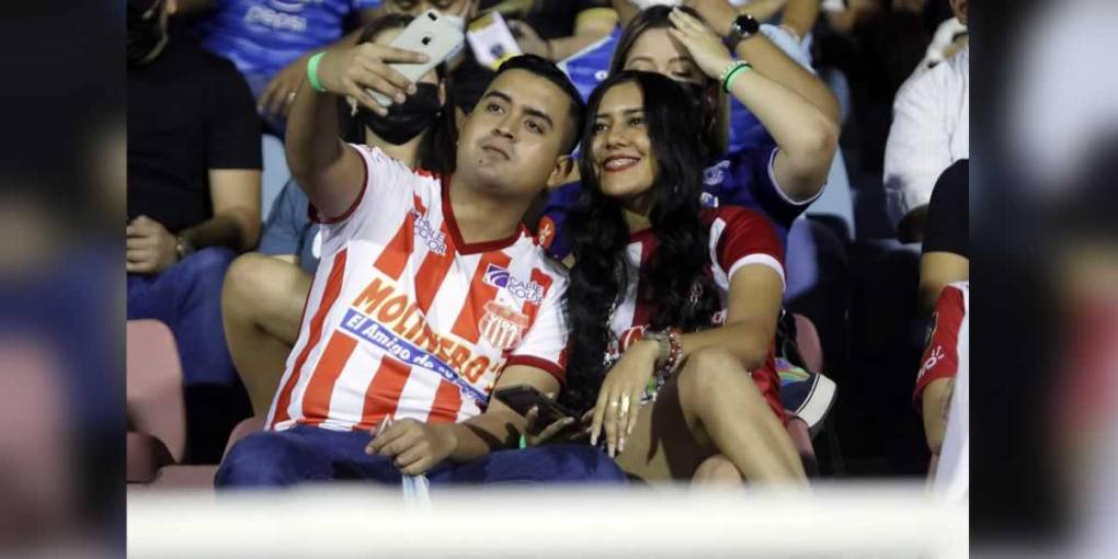 Una pareja de aficionados del Vida dejan un recuerdo de su cita en el estadio con esta selfie.