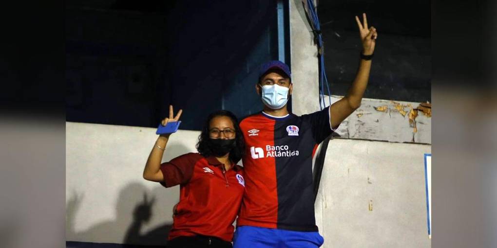 Dos aficionados del Olimpia saludando a la cámara de Grupo OPSA en el estadio Nacional durante el juego ante Marathón.