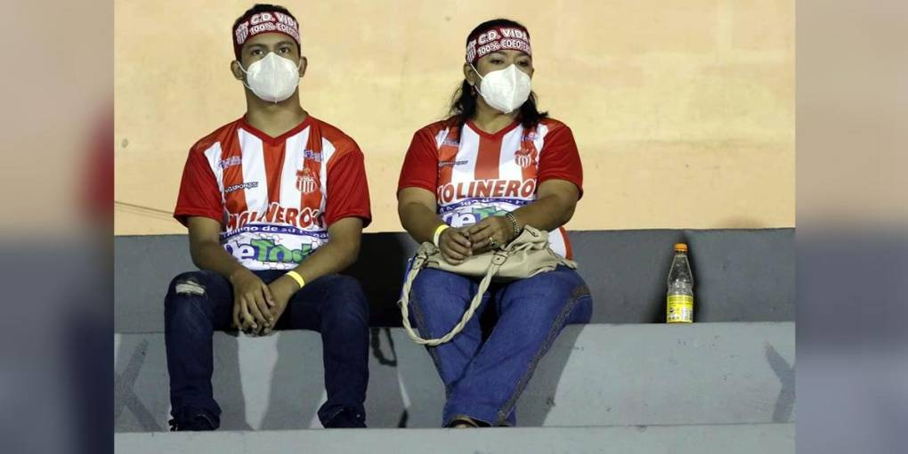Seguidores del Vida en las gradas del estadio Ceibeño.