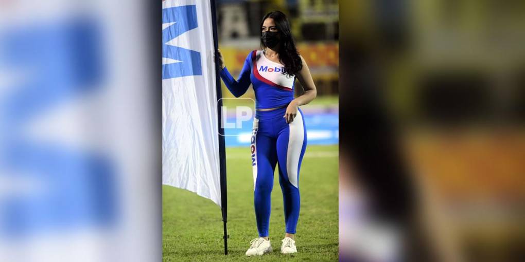 Esta guapa edecán cautivó en el estadio Morazán.