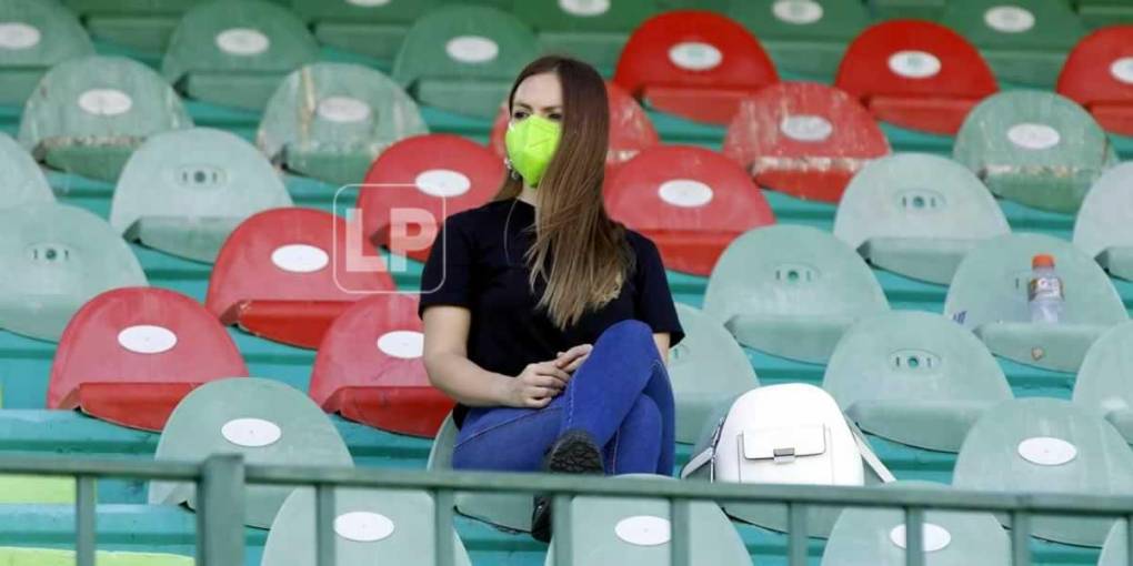 ‘Tita‘ Torres, la esposa del delantero de Marathón, Carlo Costly, asistió al estadio para apoyar a su marido.
