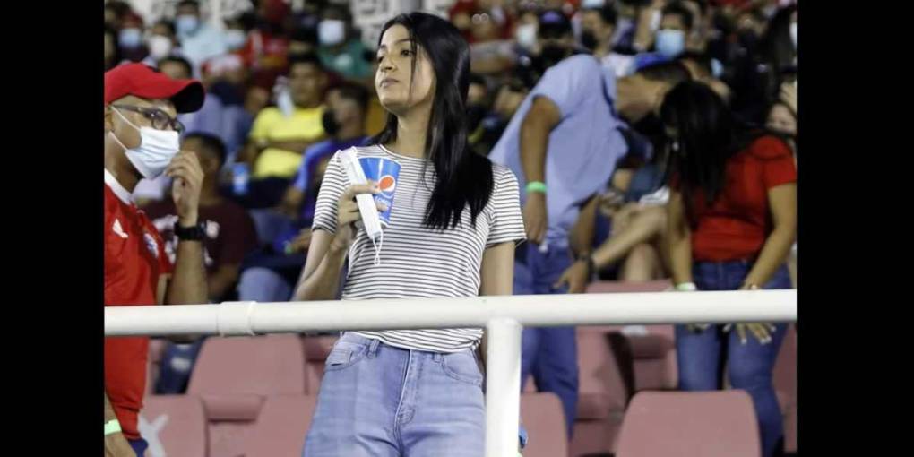 Un buen número de guapas aficionadas pusieron el ambiente en el estadio Ceibeño.