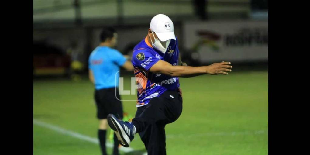 Juan Flores, asistente técnico de Raúl Cáceres, se hizo cargo del equipo y estuvo frustrado durante la derrota.