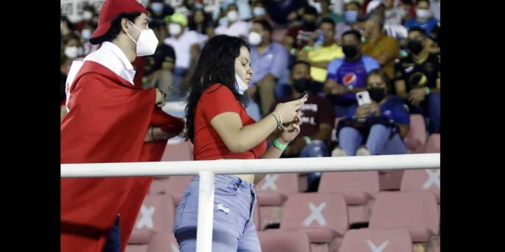 Un buen número de guapas aficionadas pusieron el ambiente en el estadio Ceibeño.