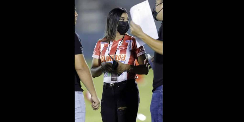 ¿Quién esta belleza? Ella es Marla Escobar, la encargada de la parte del mercadeo del Vida y que cautivó en el estadio Ceibeño durante el partido contra Motagua.