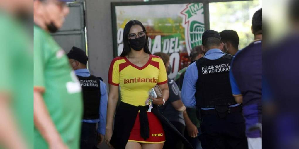 Una guapa edecán entrando al estadio Yankel Rosenthal.