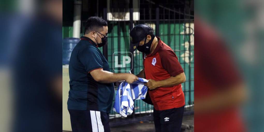 El buen gesto de Pedro Troglio. El entrenador del Olimpia accedió a firmar autógrafo a una camiseta de Argentina que le llevó un aficionado.