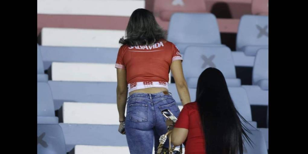 La guapa esposa de Jairo Martínez, exjugador del Motagua, robó miradas en el estadio Ceibeño durante el Vida-Motagua.