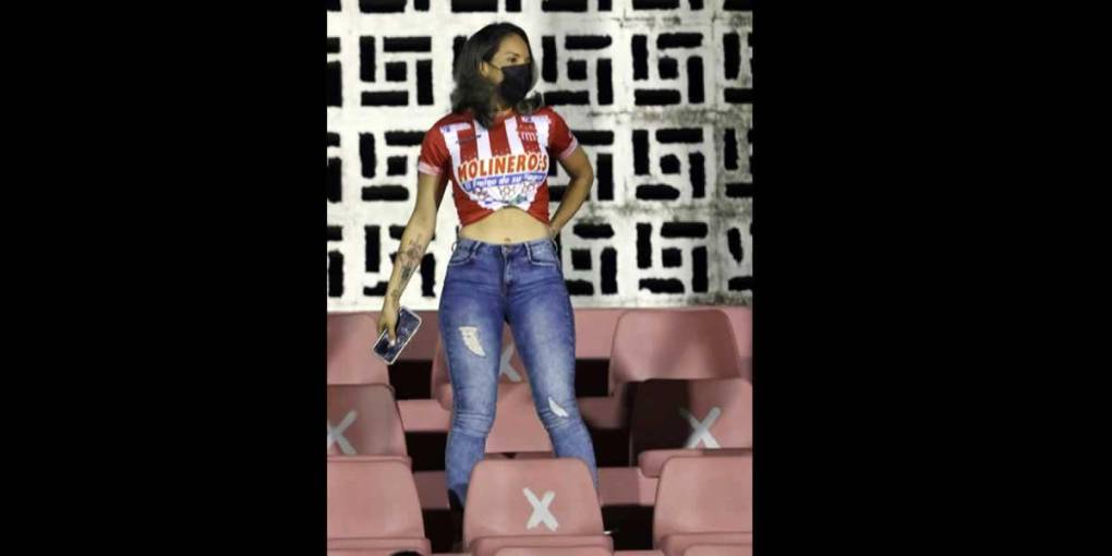 La guapa esposa de Jairo Martínez, exjugador del Motagua, robó miradas en el estadio Ceibeño durante el Vida-Motagua.