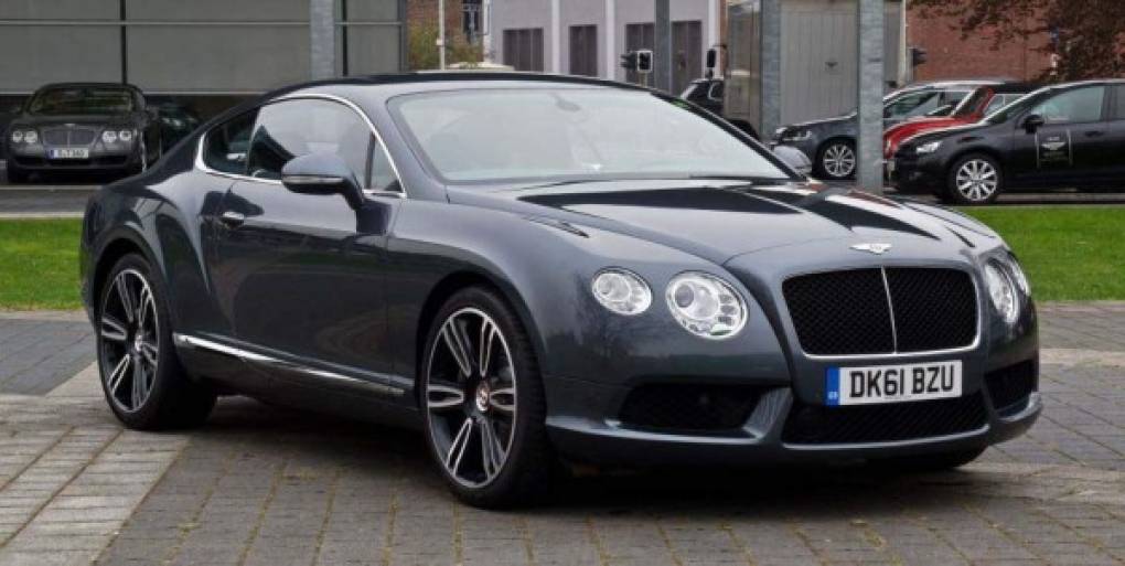 Ronaldinho se ha dado varios lujos y es un apasionado a los vehículos. En su momento compró este Bentley Continental. La marca es conocida por la calidad de sus autos, combinando la velocidad y la comodidad. Alcanza una veolcidad de hasta 326 kilómetros por hora.