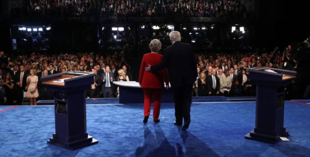 Hillary Clinton escogió la calma y hacerse dueña de los tiempos. Esa estrategia fue su mejor aliada en el primer debate presidencial contra su rival republicano, Donald Trump.