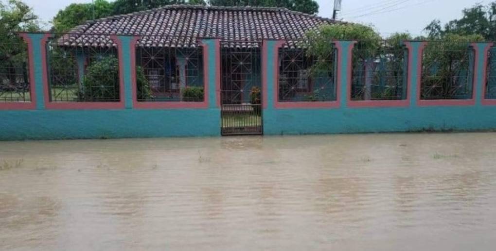 Varios pobladores de Goascorán, Valle, quedaron encerrados en sus casas. No podían salir de ellas debido a las intensas lluvias