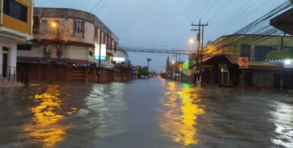 En redes sociales también circulan imágenes del daño que han provocado las lluvias en Puerto Cortés.
