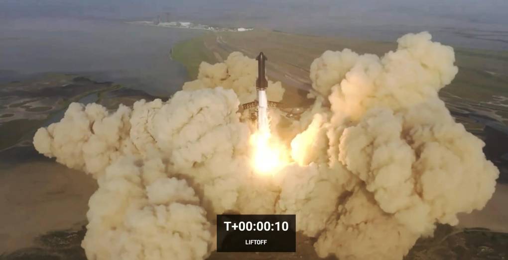 El cohete <b>Starship</b>, desarrollado por la empresa estadounidense SpaceX para viajes a la Luna y Marte, explotó durante su primer vuelo de prueba poco después de despegar en Texas, según la transmisión en video de la compañía del multimillonario Elon Musk
