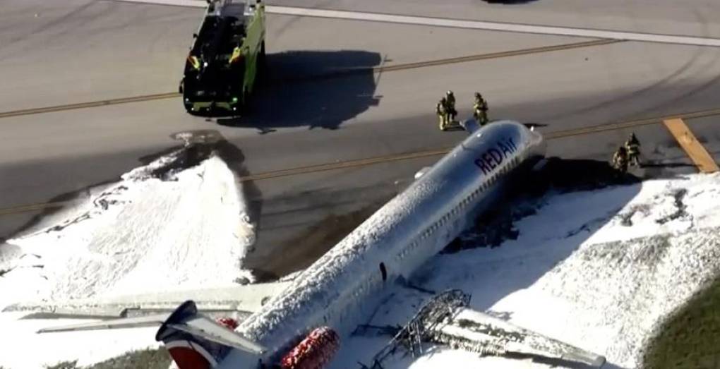 “Al Red Air #203 procedente de Santo Domingo se le hundió el tren de aterrizaje en el morro del avión, lo que parece haber provocado un incendio”, indicó un comunicado en la cuenta de Twitter del Aeropuerto Internacional de Miami. 