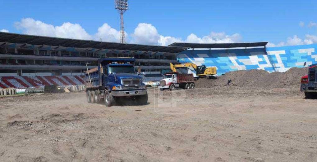 El encargado de la obra del Chelato Uclés asegura que han puesto la maquinaria necesario para tener lo más pronto posible la nivelación de estadio.