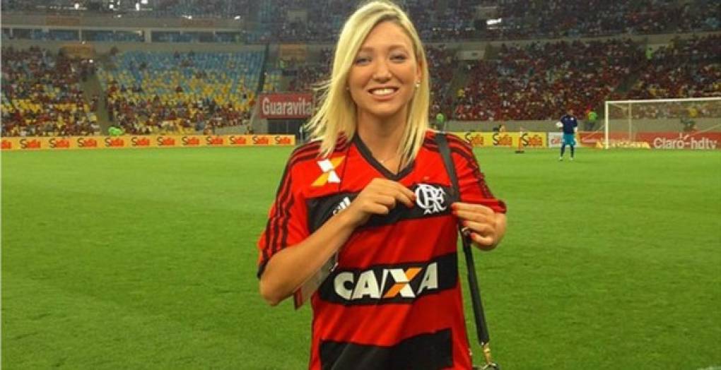 Esta jovencita además de ser bella, es fanática al fútbol y apoya al Fluminense de Brasil.