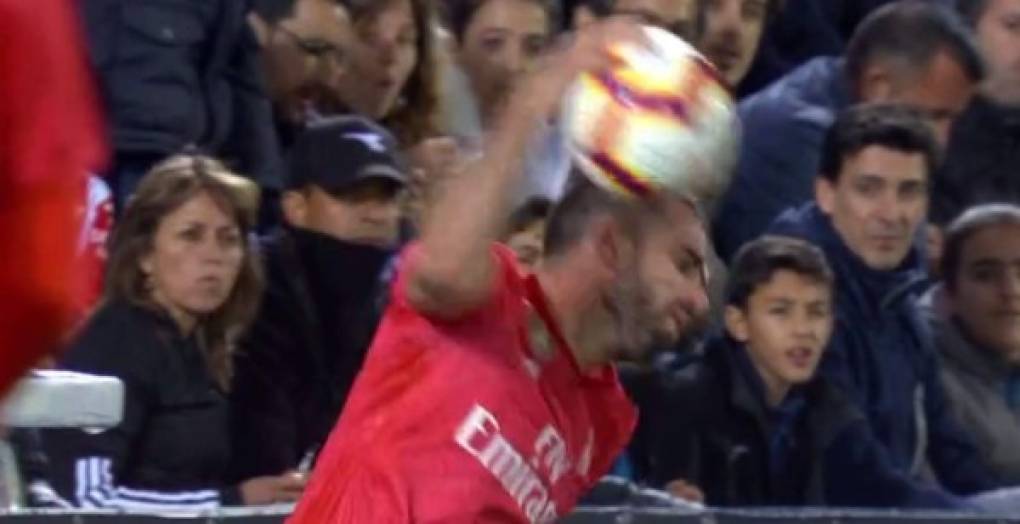 Al lateral Carvajal se le vio molesto en varios tramos del partido por las decisiones tomadas por el árbitro.