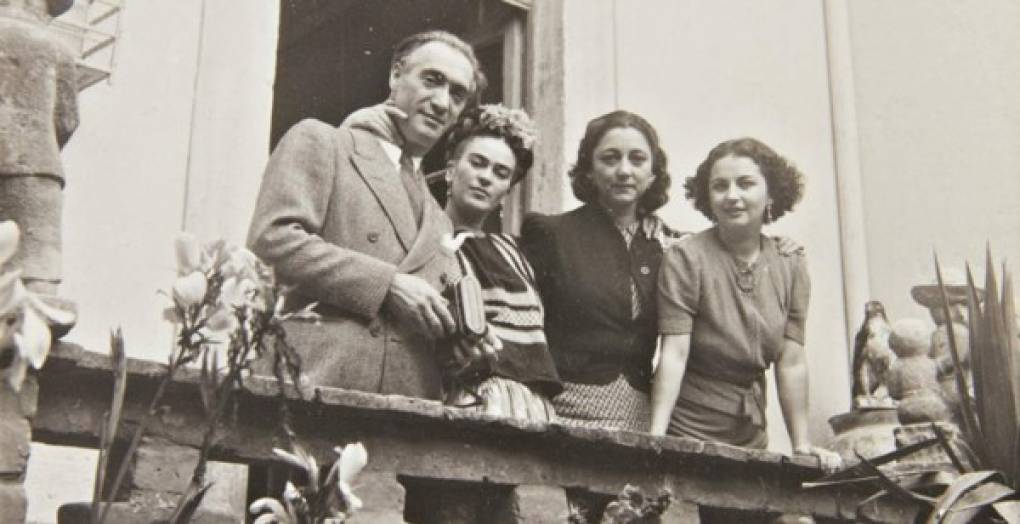 Revelan las imágenes de Frida Kahlo y Diego Rivera, estas fotos datan de entre 1925 a 1946, y forman parte de 78 retratos del renombrado fotógrafo húngaro-estadounidense, quien habría sido amante de Kahlo a lo largo de una década tras conocerla in 1931.<br/><br/>Mira diez imágenes de ese compendio que será subastado en EEUU: