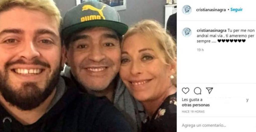 Cristiana Sinagra escribió un emotivo mensaje por la muerte de Diego Maradona: “Tu para mí nunca te irás, siempre te amaremos”, escribió la italiana en su cuenta de Instagram junto con una foto tomada hace un par de años de ella con el ex deportista y el hijo de ambos, Diego Maradona Junior.