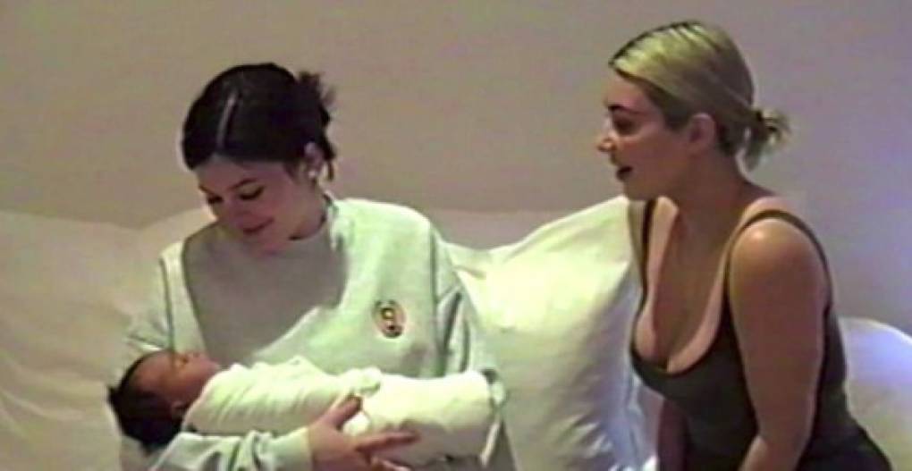 El video de Kylie dedicado a su hija, también muestra ante las cámaras a Chicago, la tercer bebé de su hermana Kim Kardashian.