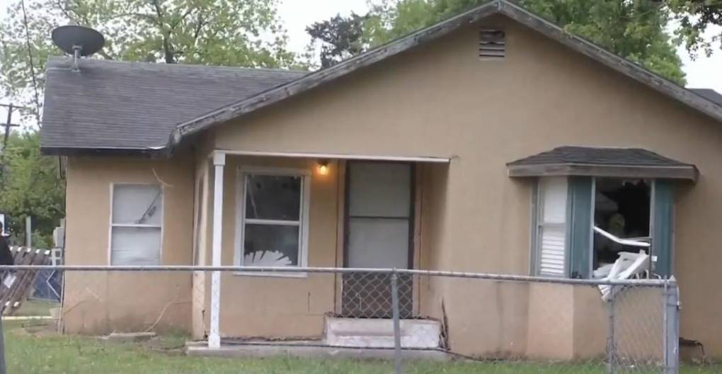 La Policía de San Antonio estuvo afuera de esta vivienda por más de 13 horas intentando convencer a Contreras de que se entregara por su voluntad propia.