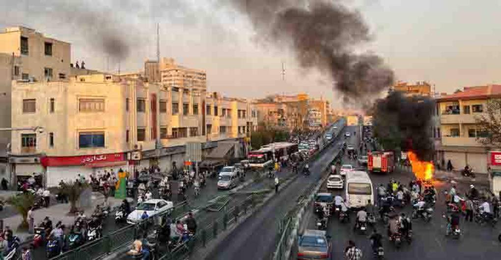 Irán vive protestas desde la muerte el 16 de septiembre de Mahsa Amini tras ser detenida por la Policía de la moral por no llevar bien colocado el velo. Al menos 2.000 personas han sido acusadas por la Justicia iraní de diversos delitos por su participación en las movilizaciones para defender los derechos y libertades de las mujere