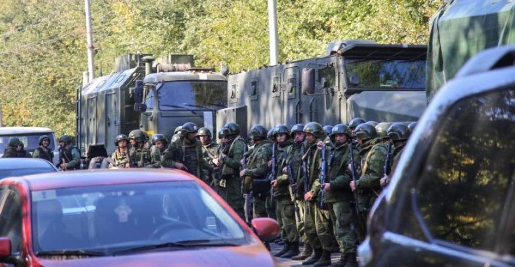 Las fuerzas armadas rusas, citadas por las agencias, anunciaron el envío de 200 militares mientras que la prensa local difundía imágenes de blindados y hombres en uniforme desplegándose alrededor de Kerch.