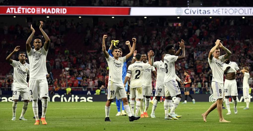 Los jugadores del Real Madrid celebraron con su afición que entró al estadio Cívitas Metropolitano.