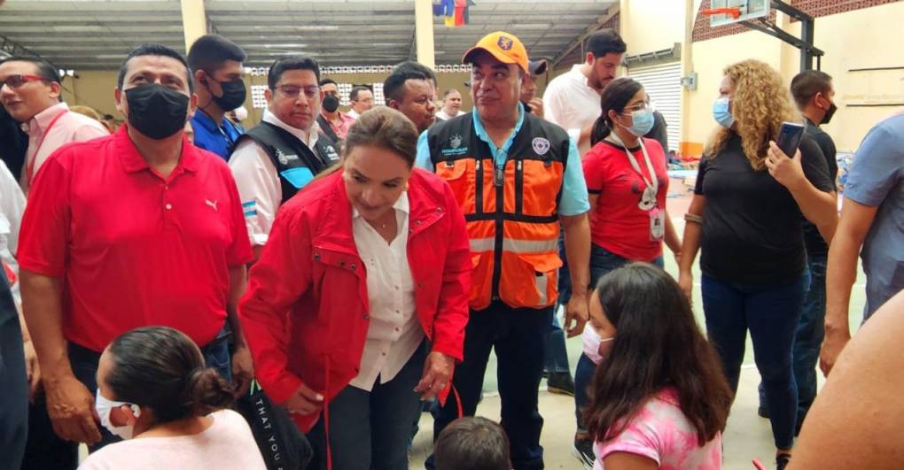 Xiomara Castro conversó con los familias afectadas por las lluvias y prometió ayudarles a superar la situación que están atravesando.