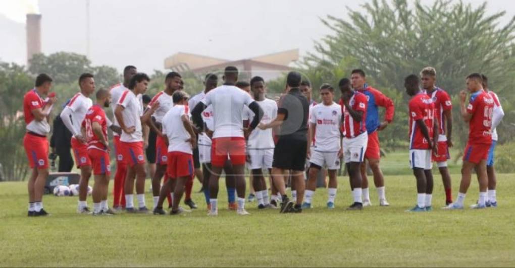 Olimpia, tricampeón del fútbol hondureño, comenzó finalmente este martes su pretemporada y en el primer día de entrenamientos se dieron varias novedades que a continuación te datallamos. Fotos Johny Magallanes.