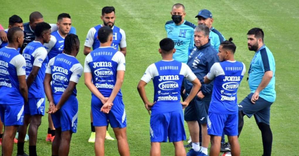 “Bolillo” se marcha como DT de Honduras con números en rojos por lo que su labor en el banquillo de la H fue para el olvido. Hernán Gómez dirigió un total de nueve partidos con la ‘H’, ocho de ellos en la octagonal y un amistoso. Obtuvo cero triunfos, apenas un empate y ocho derrotas.