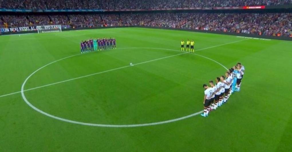 Previo al pitazo inicial, en el Camp Nou se guardó un minuto de silencio en memoria de la hija del entrenador Luis Enrique que falleció de cáncer la semana pasada.