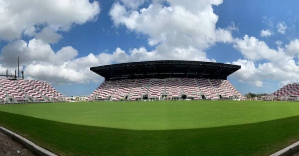 Las butacas negras, rosas y blancas, como los colores del equipo, le dan un toque distinto a los estadios tradicionales. El partido de Honduras vs República Checa será el primer encuentro internacional de su historia.