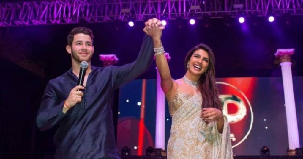 Entre las fiestas tradicionales de India que anteceden a la boda, también estuvo la colorida actuación de 'sangeet', con cambios de ropa y docenas de artistas en escena, comenzó como una 'competencia feroz de canciones y bailes' entre los familias de Priyanka Chopra y Nick Jonas.