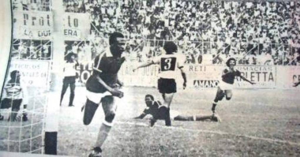 Una de las fotografías muestra al jugador cuando le anotó dos goles al Real España en el estadio Morazán. Sin duda alguna, el mundo del fútbol está de luto con la pérdida de este valioso exjugador.