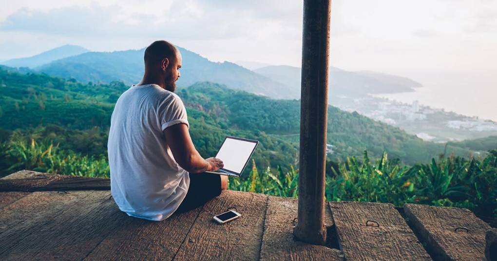 Cierra los ojos e imagina por un momento despertarte cada día en el lugar que elijas, libre de oficinas, de horarios estrictos, junto a quién tú quieras y teniendo la posibilidad de trabajar desde una playa, una montaña, una casa en el campo... Suena bien, ¿verdad?
