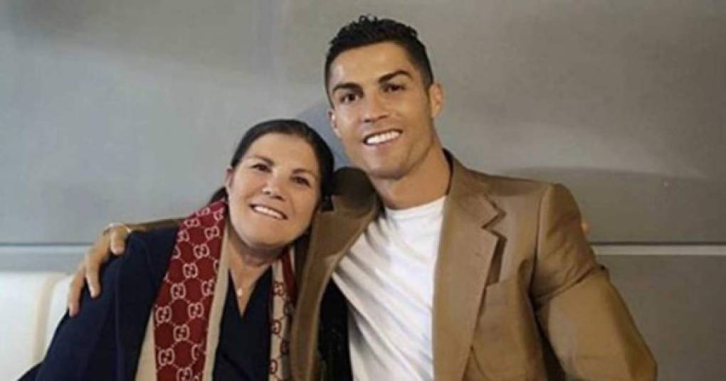 Cristiano Ronaldo, tras la suspensión de la Serie A, decidió estar en cuarentena voluntaria para evitar ser contagiado por el coronavirus. Tras el positivo de Daniele Rugani, compañero en la Juventus, decidió quedarse en Portugal, donde se encontraba acompañando a su madre que sufrió un infarto.