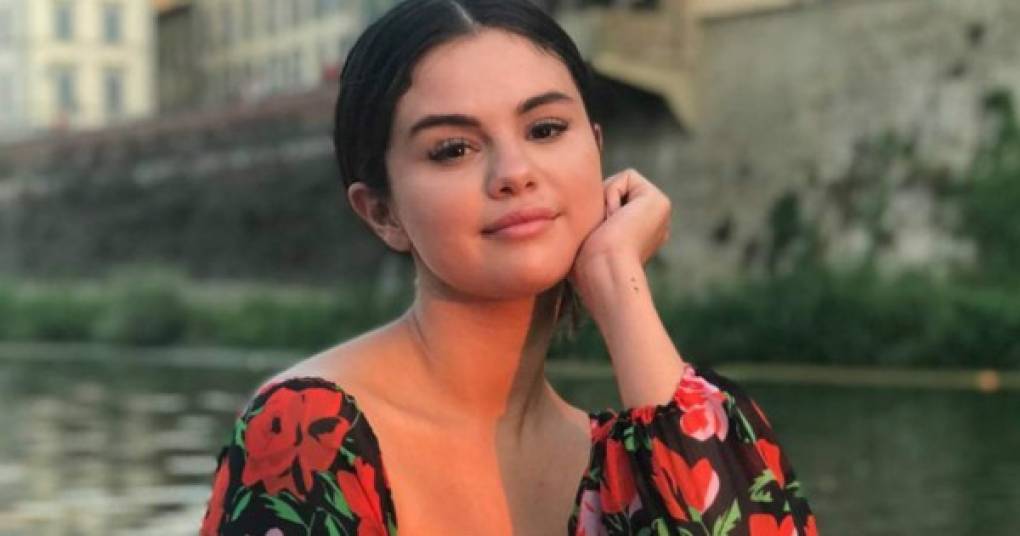 La actriz y cantante estadounidense Selena Gómez sorprendió a sus millones de seguidores al compartir su nuevo y radical cambio de look.